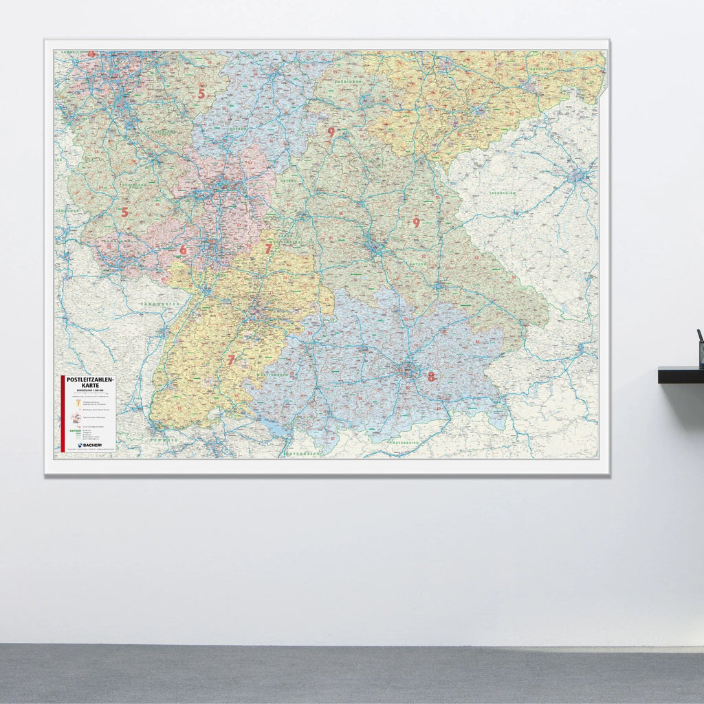 Die Süddeutschland Postleitzahlenkarte 220x151 cm im Raum
