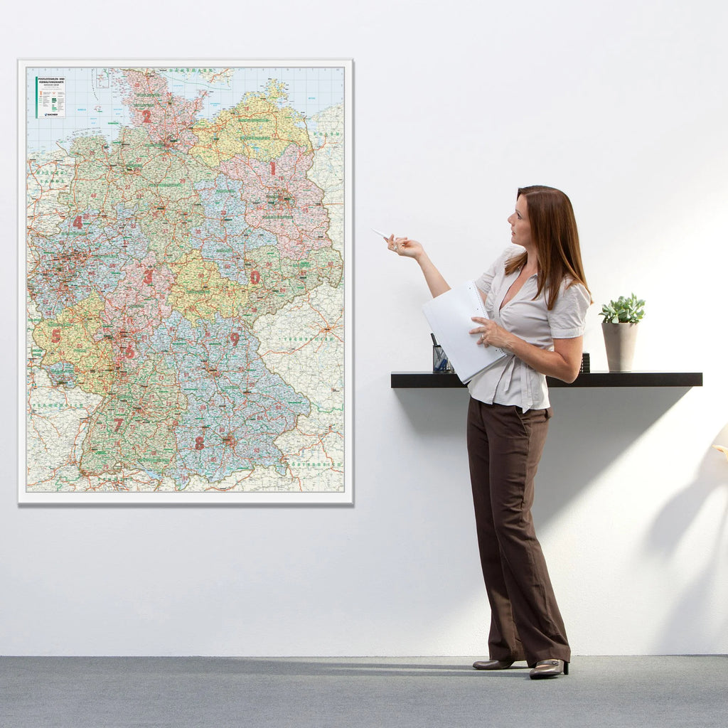 Die PLZ- Verwaltungskarte von Deutschland 110x150cm im Raum