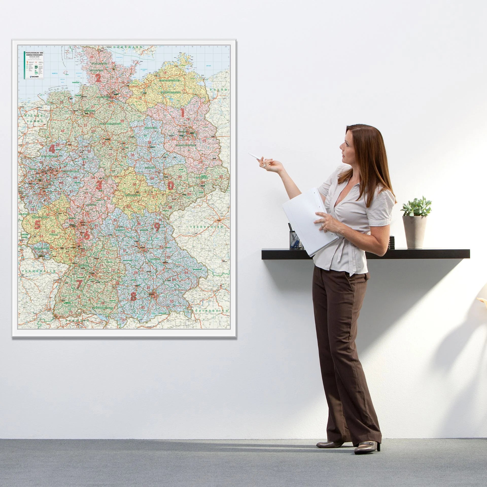 Die PLZ- Verwaltungskarte von Deutschland 110x150cm im Raum
