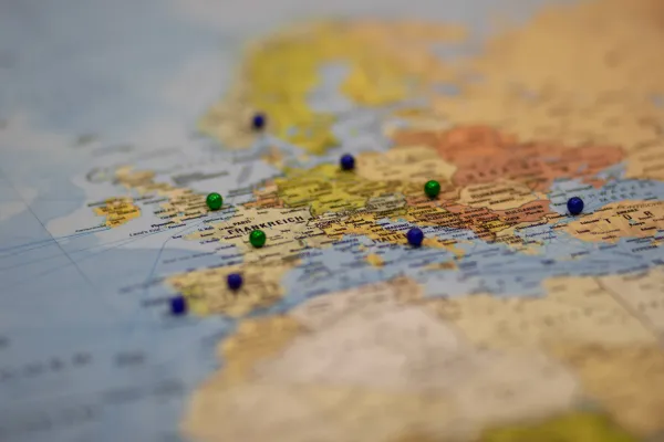 Magnetkugeln auf der Landkarte