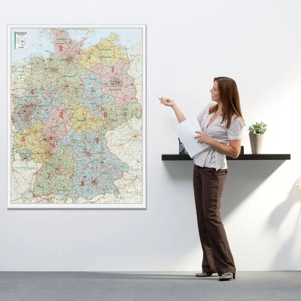 Die PLZ- Verwaltungskarte von Deutschland 110x150cm im Raum