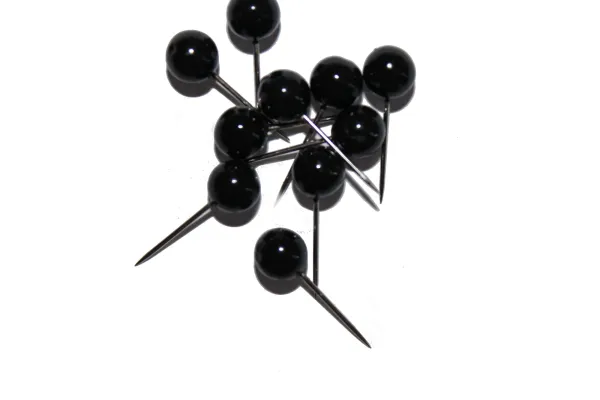 schwarze Markiernadeln